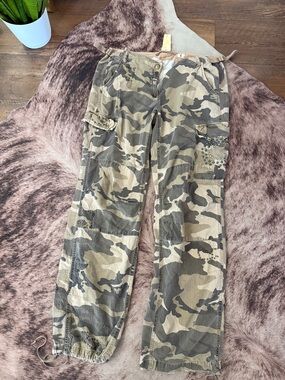 Da-Nang Camouflage Cargo Pants with Studded Accents - Olive/Tan